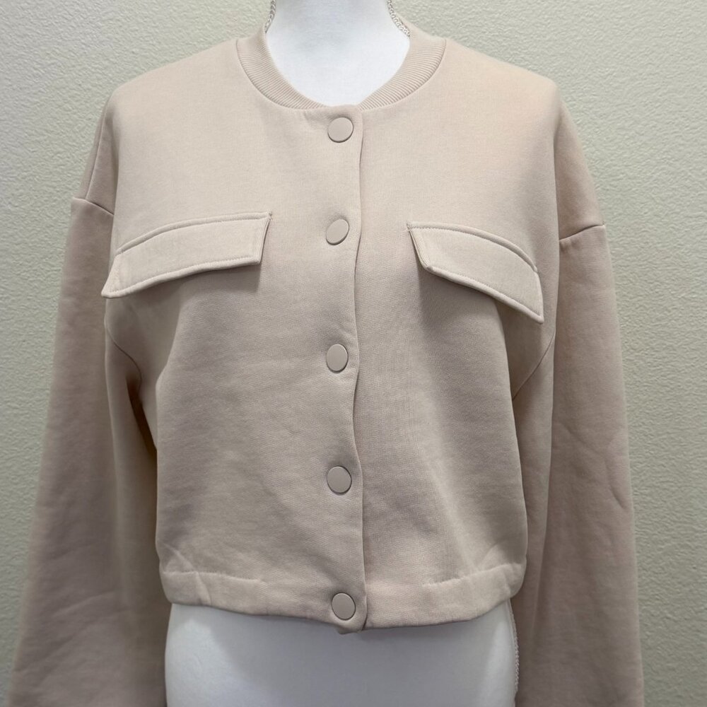 H & M beige cropped fleece top, snap front closure, faux pockets, Medium
